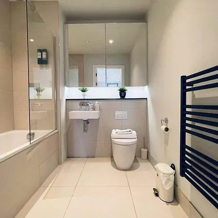 Sky View Centre Luxe - 2 Bedrooms 맨체스터