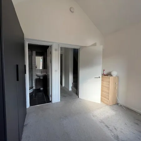 Modern New Build 3 Bed House Manchester Stockport Apartment