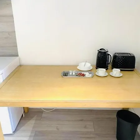 Modern With Private Entrance 招待所 *