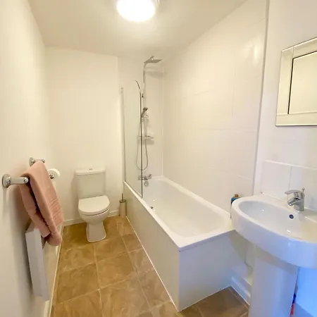 Fresh Private In Shared 2 Bed Flat Camp Street منزل للإقامة *