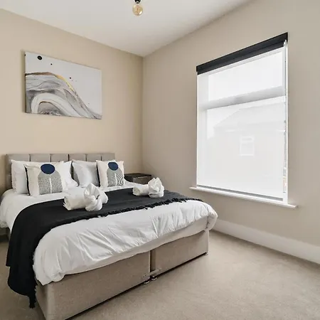 2 Bed Near Etihad & Centre On A Quiet Street With Free Parking בית נופש *