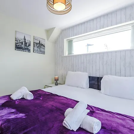 Large Townhouse By The Etihad & Coop Live Arena With Free Parking *