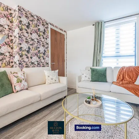 Luxury Retreat For 10 - Short Lets & Serviced With Hot Tub And Spacious Garden מנצ'סטר