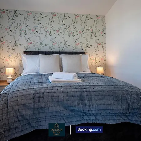 Luxury Retreat For 10 - Short Lets & Serviced With Hot Tub And Spacious Garden Nyaraló