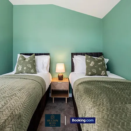 Nyaraló Luxury Retreat For 10 - Short Lets & Serviced With Hot Tub And Spacious Garden