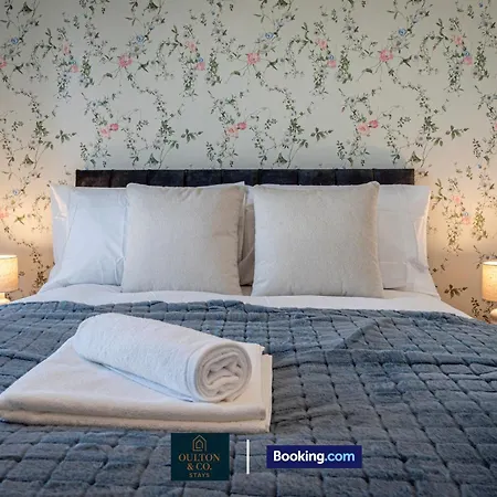 Luxury Retreat For 10 - Short Lets & Serviced With Hot Tub And Spacious Garden *