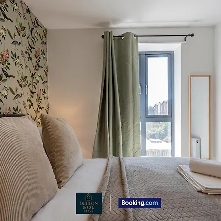 Luxury Retreat For 10 - Short Lets & Serviced With Hot Tub And Spacious Garden בית נופש *