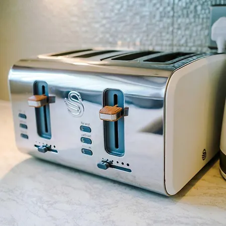 Large Townhouse By The Etihad & Coop Live Arena With Free Parking Nyaraló *