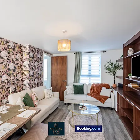 Luxury Retreat For 10 - Short Lets & Serviced With Hot Tub And Spacious Garden * מנצ'סטר