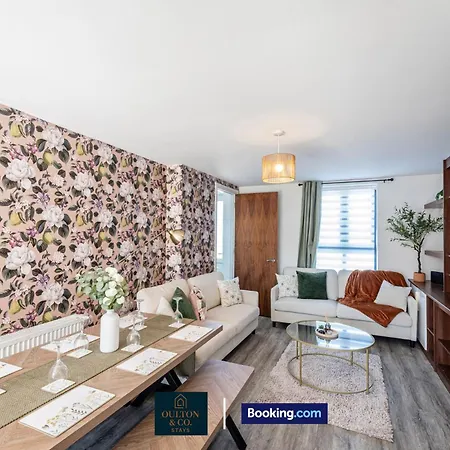 Luxury Retreat For 10 - Short Lets & Serviced With Hot Tub And Spacious Garden מנצ'סטר