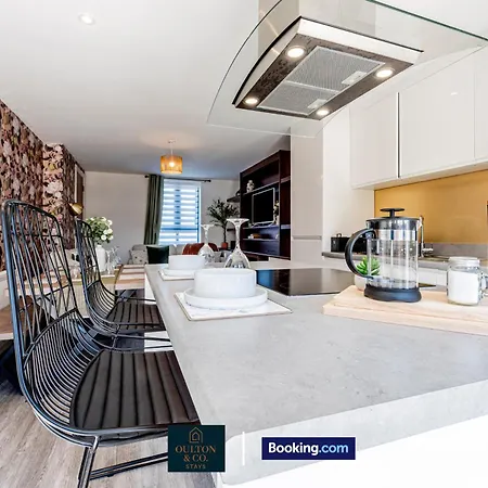 Luxury Retreat For 10 - Short Lets & Serviced With Hot Tub And Spacious Garden * מנצ'סטר