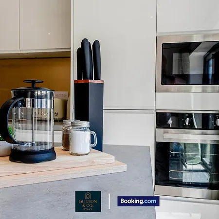 Holiday home Luxury Retreat For 10 - Short Lets & Serviced With Hot Tub And Spacious Garden *