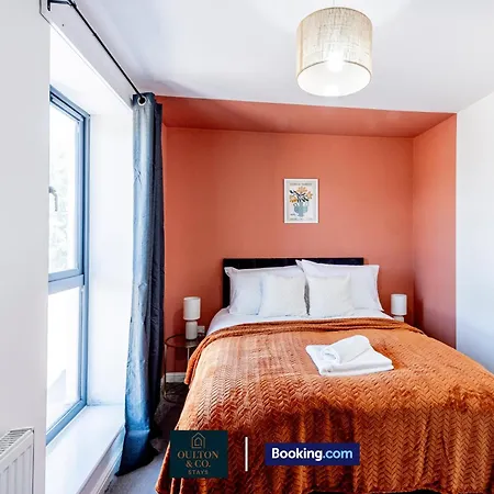 Spacious 5-bed House With A Hot Tub Sleeps 10 曼彻斯特