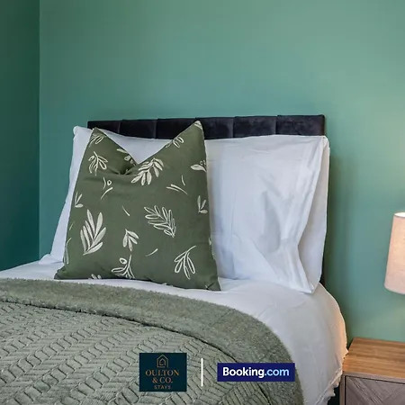 Luxury Retreat For 10 - Short Lets & Serviced With Hot Tub And Spacious Garden Nyaraló *