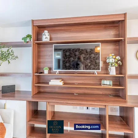 Luxury Retreat For 10 - Short Lets & Serviced With Hot Tub And Spacious Garden מנצ'סטר