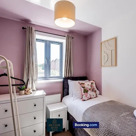 Nyaraló Luxury Retreat For 10 - Short Lets & Serviced With Hot Tub And Spacious Garden Manchester