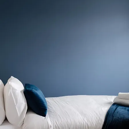 Modern 2 Bedroom House With Parking Manchester