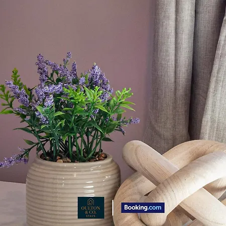 Luxury Retreat For 10 - Short Lets & Serviced With Hot Tub And Spacious Garden *