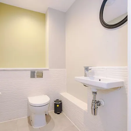 Nyaraló Large Townhouse By The Etihad & Coop Live Arena With Free Parking