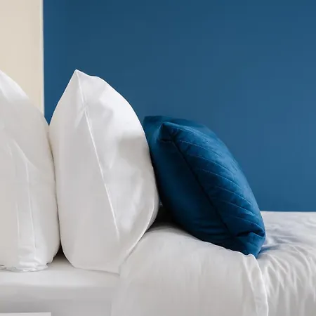 Modern 2 Bedroom House With Parking Holiday home *