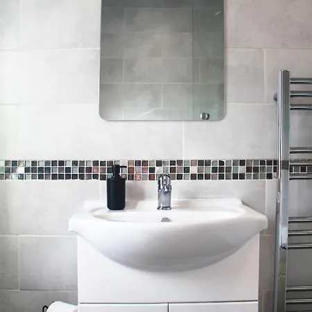 Hébergement de vacances Modern 2 Bedroom House With Parking *