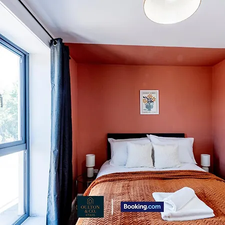 בית נופש Luxury Retreat For 10 - Short Lets & Serviced With Hot Tub And Spacious Garden *