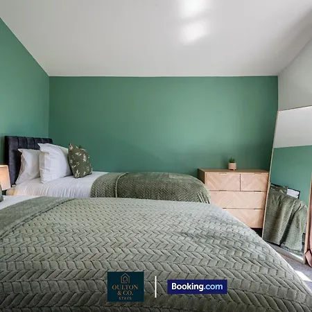 Holiday home Luxury Retreat For 10 - Short Lets & Serviced With Hot Tub And Spacious Garden *