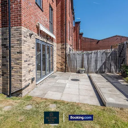 Luxury Retreat For 10 - Short Lets & Serviced With Hot Tub And Spacious Garden Nyaraló *