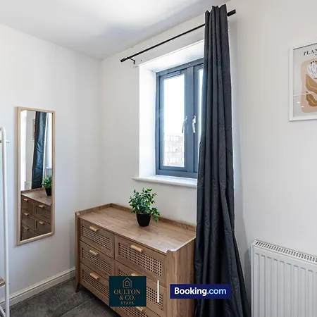 בית נופש Luxury Retreat For 10 - Short Lets & Serviced With Hot Tub And Spacious Garden מנצ'סטר