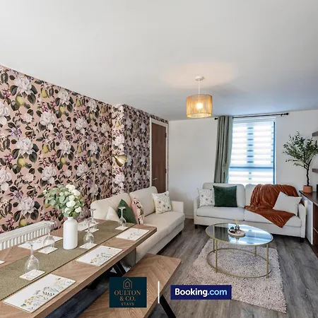 Σπίτι διακοπών Luxury Retreat For 10 - Short Lets & Serviced With Hot Tub And Spacious Garden Μάντσεστερ