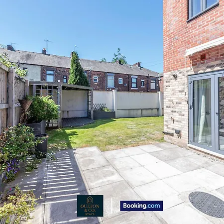 Nyaraló Luxury Retreat For 10 - Short Lets & Serviced With Hot Tub And Spacious Garden Manchester