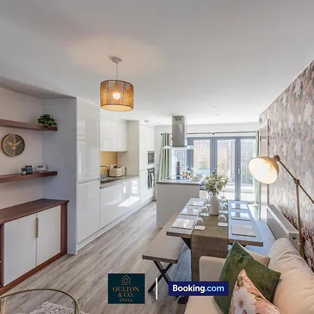 Luxury Retreat For 10 - Short Lets & Serviced With Hot Tub And Spacious Garden בית נופש