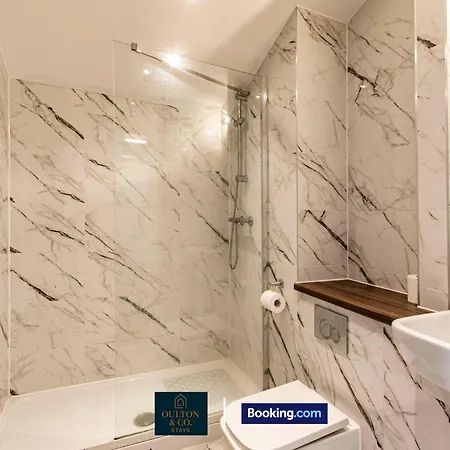 Nyaraló Luxury Retreat For 10 - Short Lets & Serviced With Hot Tub And Spacious Garden Manchester