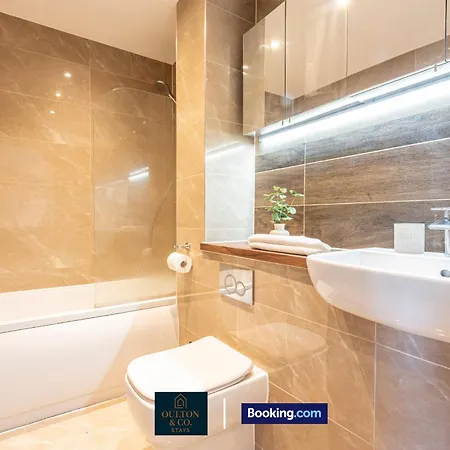 Luxury Retreat For 10 - Short Lets & Serviced With Hot Tub And Spacious Garden