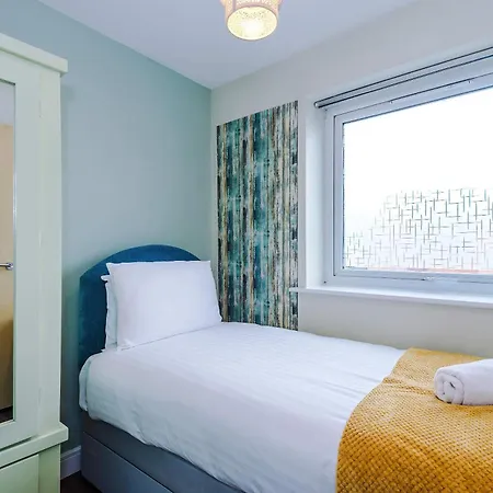 Large Townhouse By The Etihad & Coop Live Arena With Free Parking Nyaraló