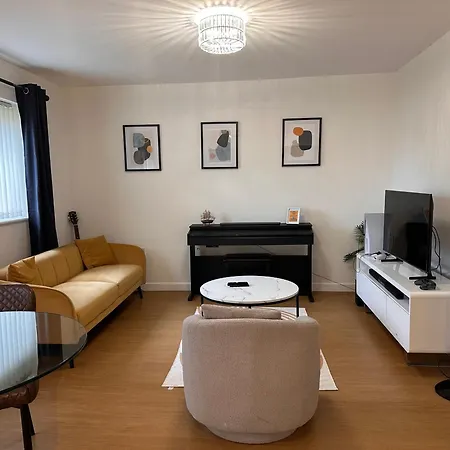 Centrally Located Modern 2 Bedroom Apartment, Minutes Walk To Ao Arena * Manchester