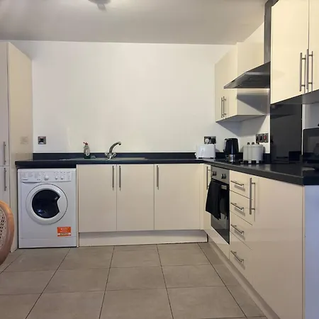 Stylish 2 Beds W/ Free Parking Near Old Trafford *