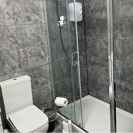 2-bed Sleeps 5 - Free Parking - Balcony Apartment Manchester