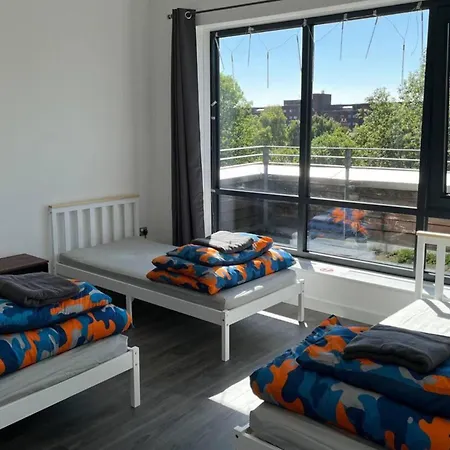 Daire 2-bed Sleeps 5 - Free Parking - Balcony *