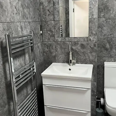 2-bed Sleeps 5 - Free Parking - Balcony Manchester
