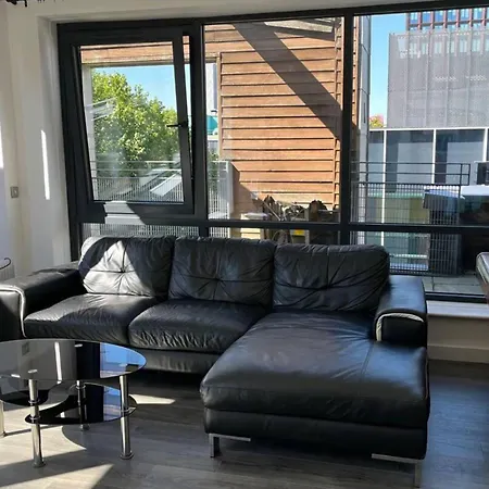 Apartment 2-bed Sleeps 5 - Free Parking - Balcony
