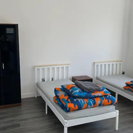 Апартаменты 2-bed Sleeps 5 - Free Parking - Balcony