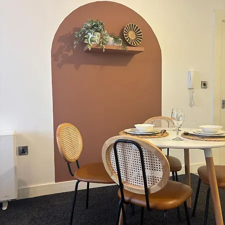 Stylish 2 Beds W/ Free Parking Near Old Trafford