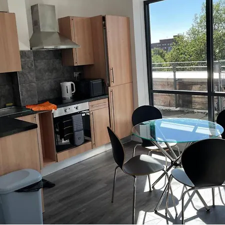 Apartment 2-bed Sleeps 5 - Free Parking - Balcony *