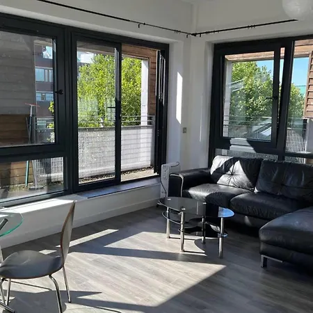 2-bed Sleeps 5 - Free Parking - Balcony Апартаменты