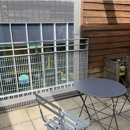 2-bed Sleeps 5 - Free Parking - Balcony