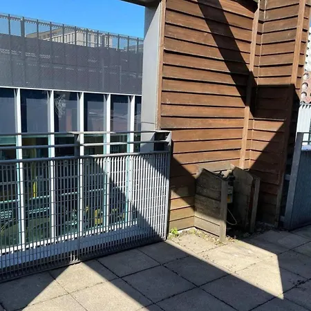 Lejlighed 2-bed Sleeps 5 - Free Parking - Balcony *