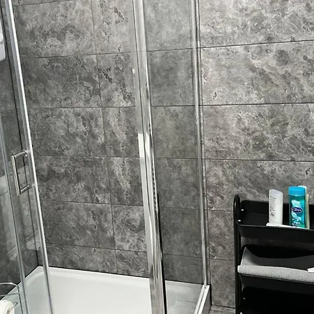 2-bed Sleeps 5 - Free Parking - Balcony Apartmán *