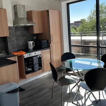 2-bed Sleeps 5 - Free Parking - Balcony Manchester