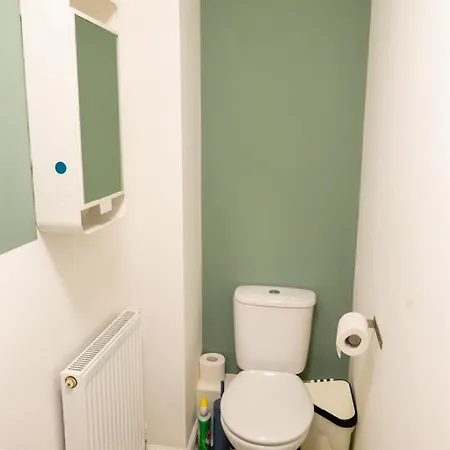 Large 5-bed 4-bath House 2 Min Walk To Shops M13 Holiday home *
